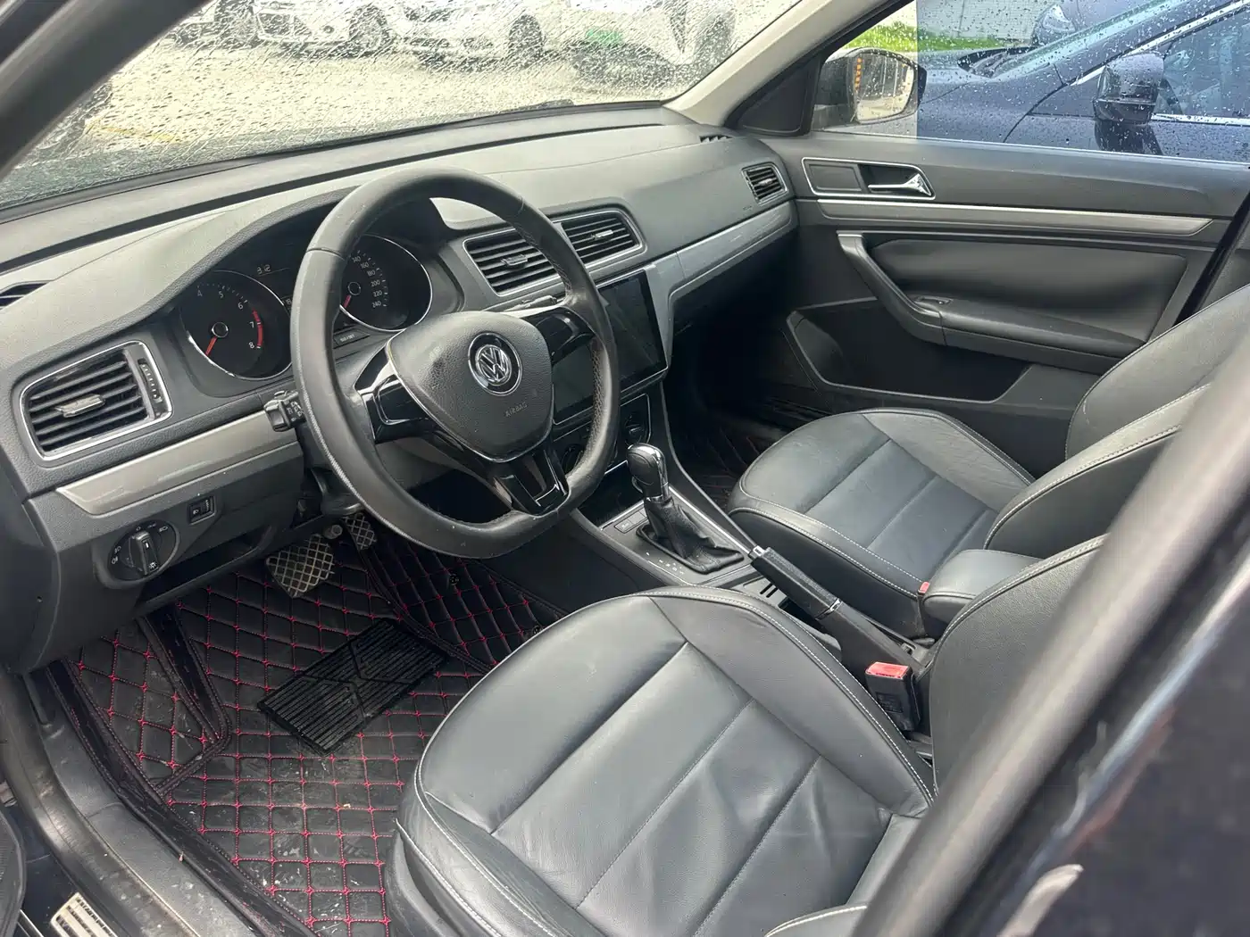 Volkswagen Lavida 2015 1.6L Automatic Comfort Edition фото 2