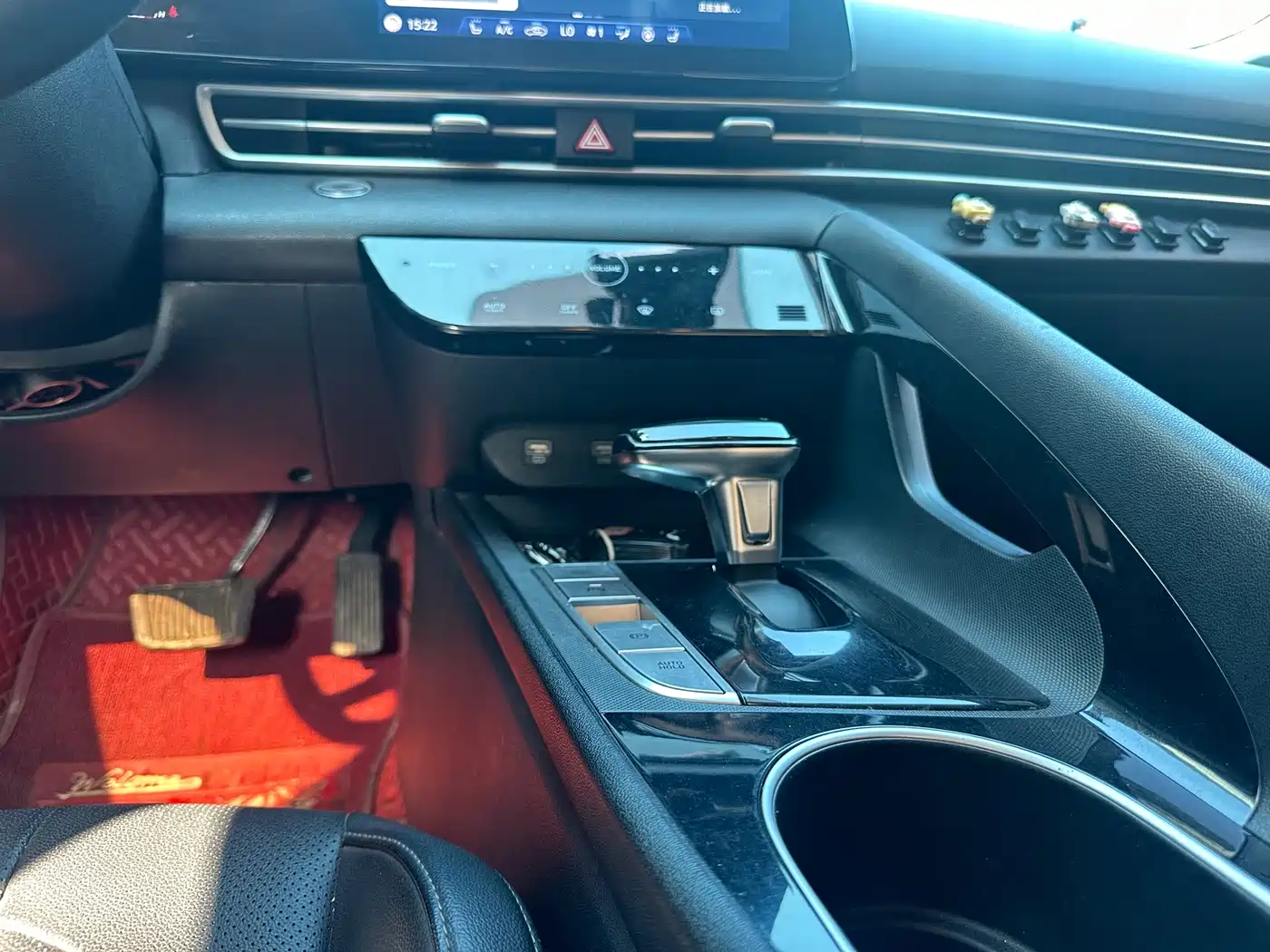 Hyundai Elantra 2021 1.5L CVT LUX Premium Edition фото 7