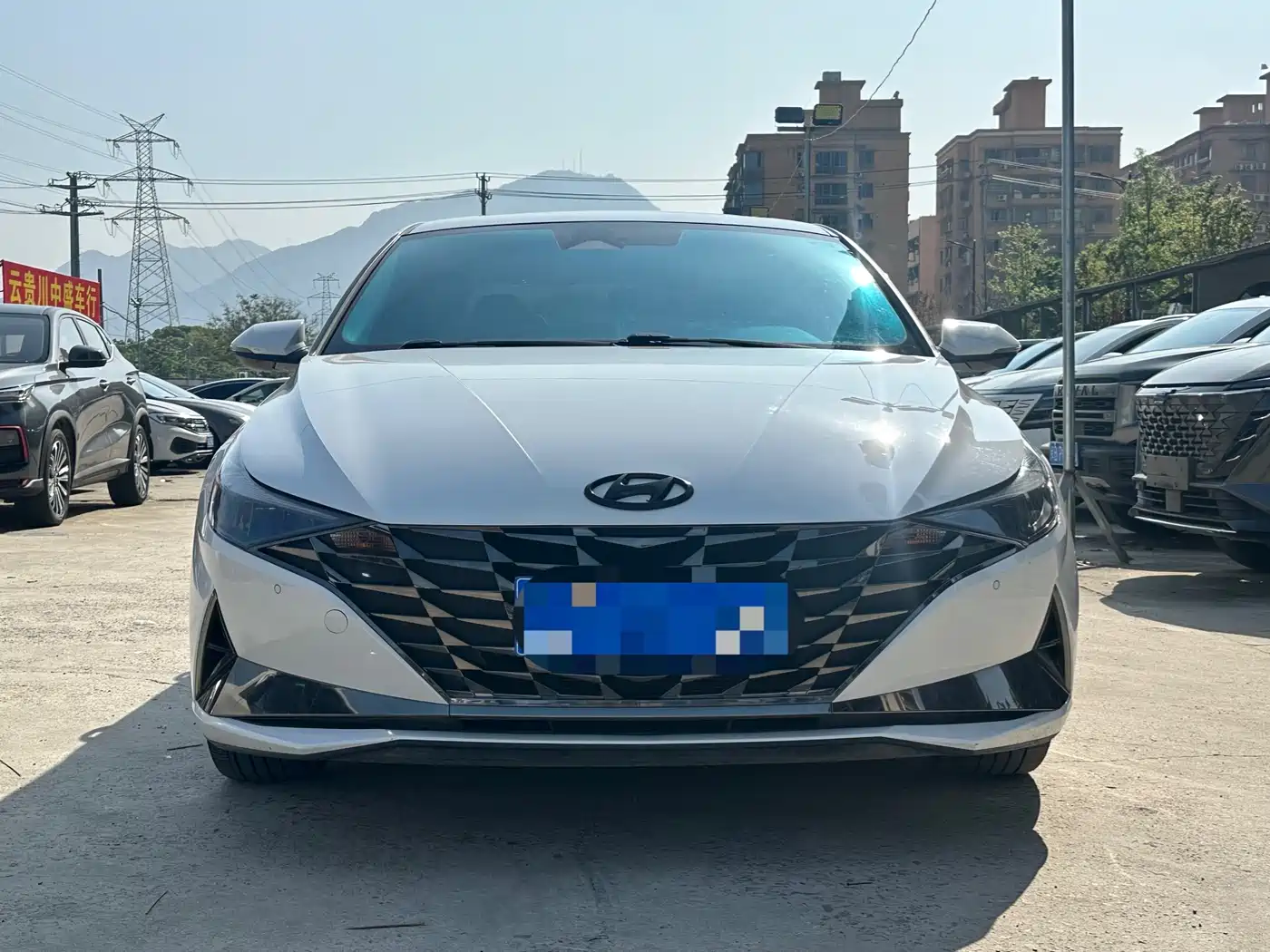 Hyundai Elantra 2021 1.5L CVT LUX Premium Edition фото 2