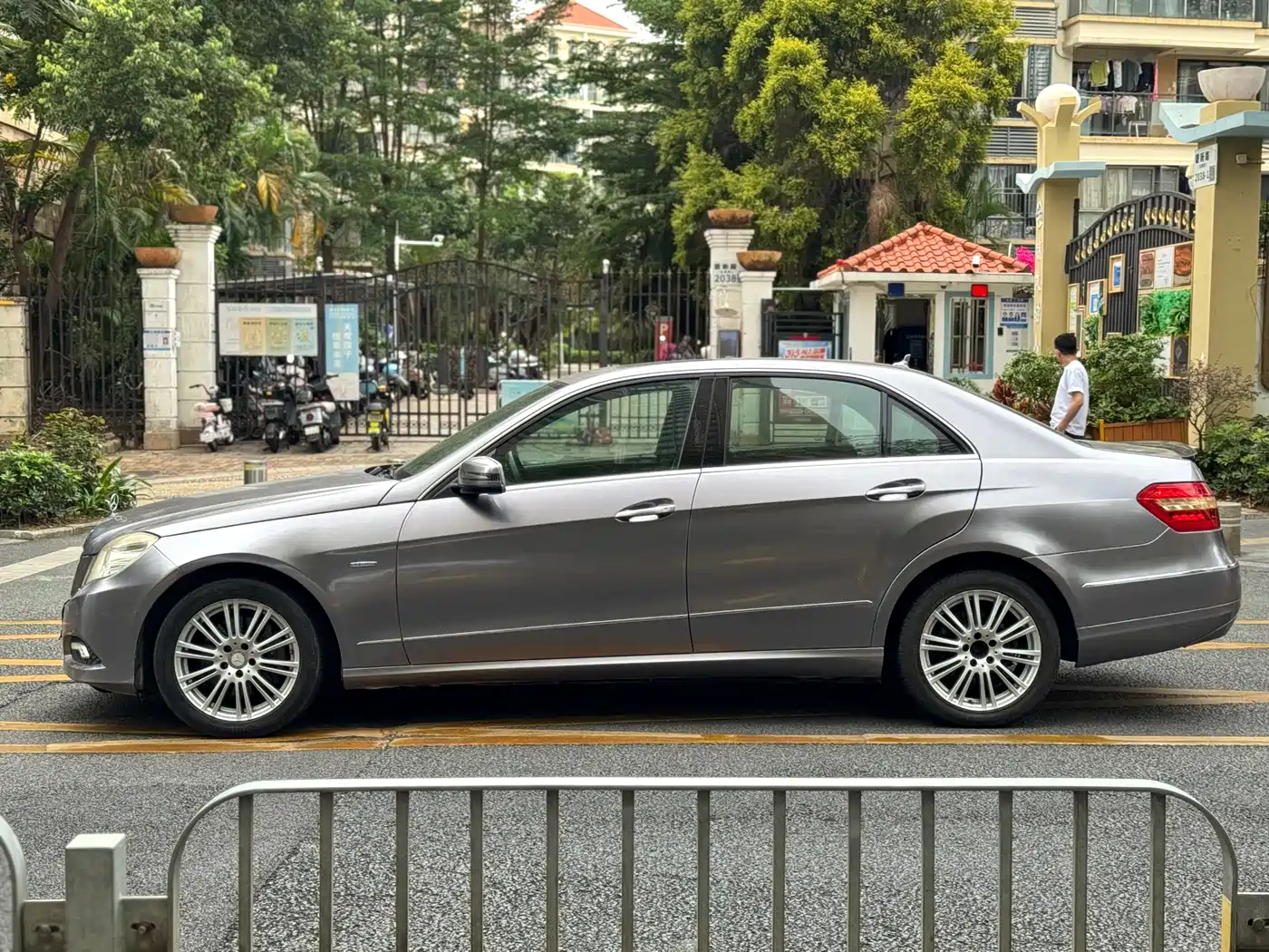 Mercedes-Benz E-Class (Import) 2010 E 260 CGI Fashion фото 16