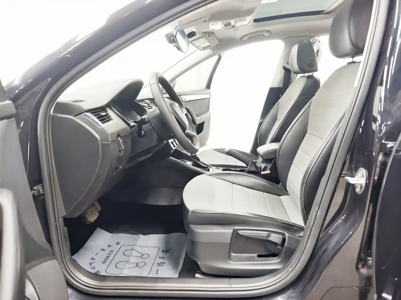 Škoda Octavia 2016 1.6L Automatic Pioneer Edition фото 10