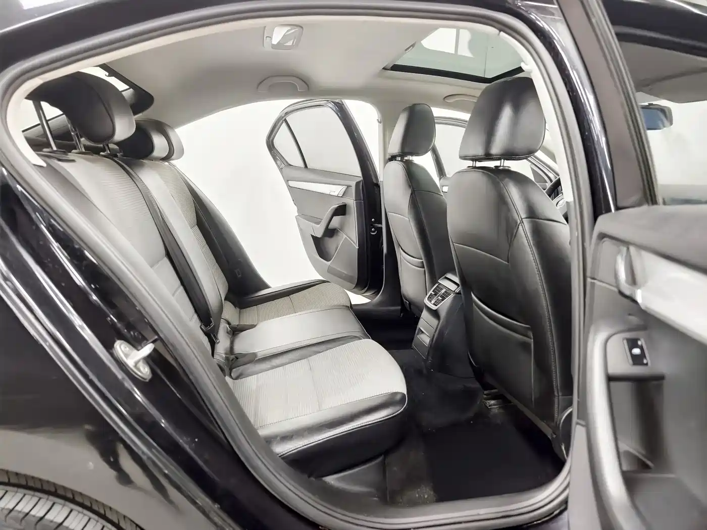 Škoda Octavia 2016 1.6L Automatic Pioneer Edition фото 15