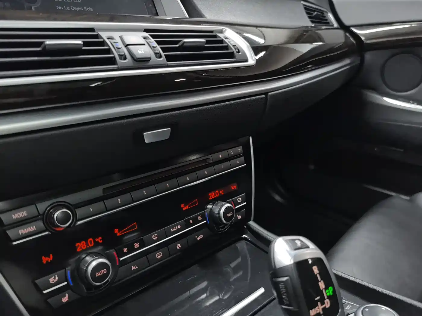 BMW 5 Series GT 2010 535i Leading Model фото 11
