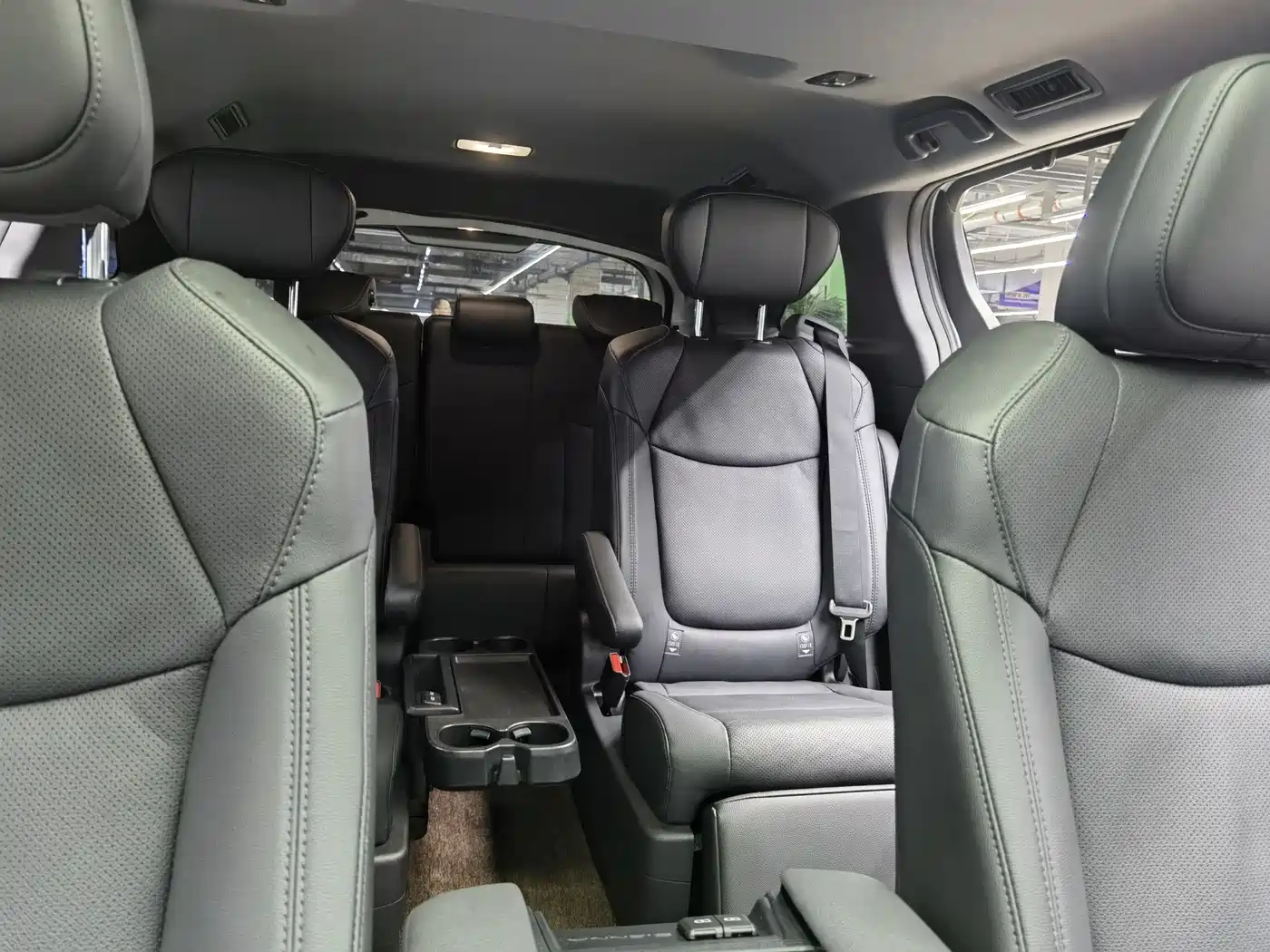 Toyota Sienna 2023 2.5L Hybrid Premium Edition фото 11