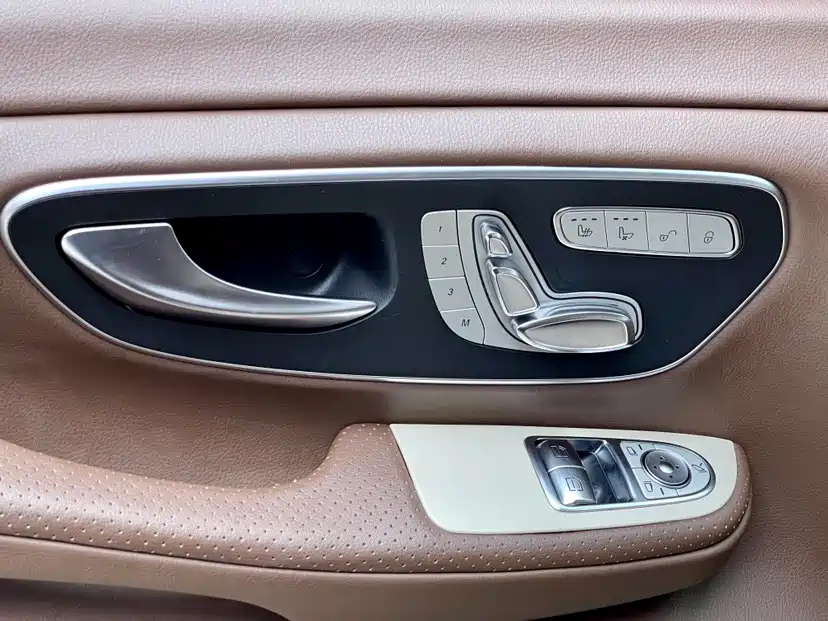 Mercedes-Benz V-Class 2018 V 260 L Premium Long Wheelbase Edition China VI фото 12