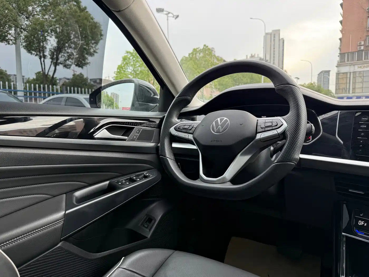 Volkswagen Passat 2022 330TSI Elite Edition фото 12