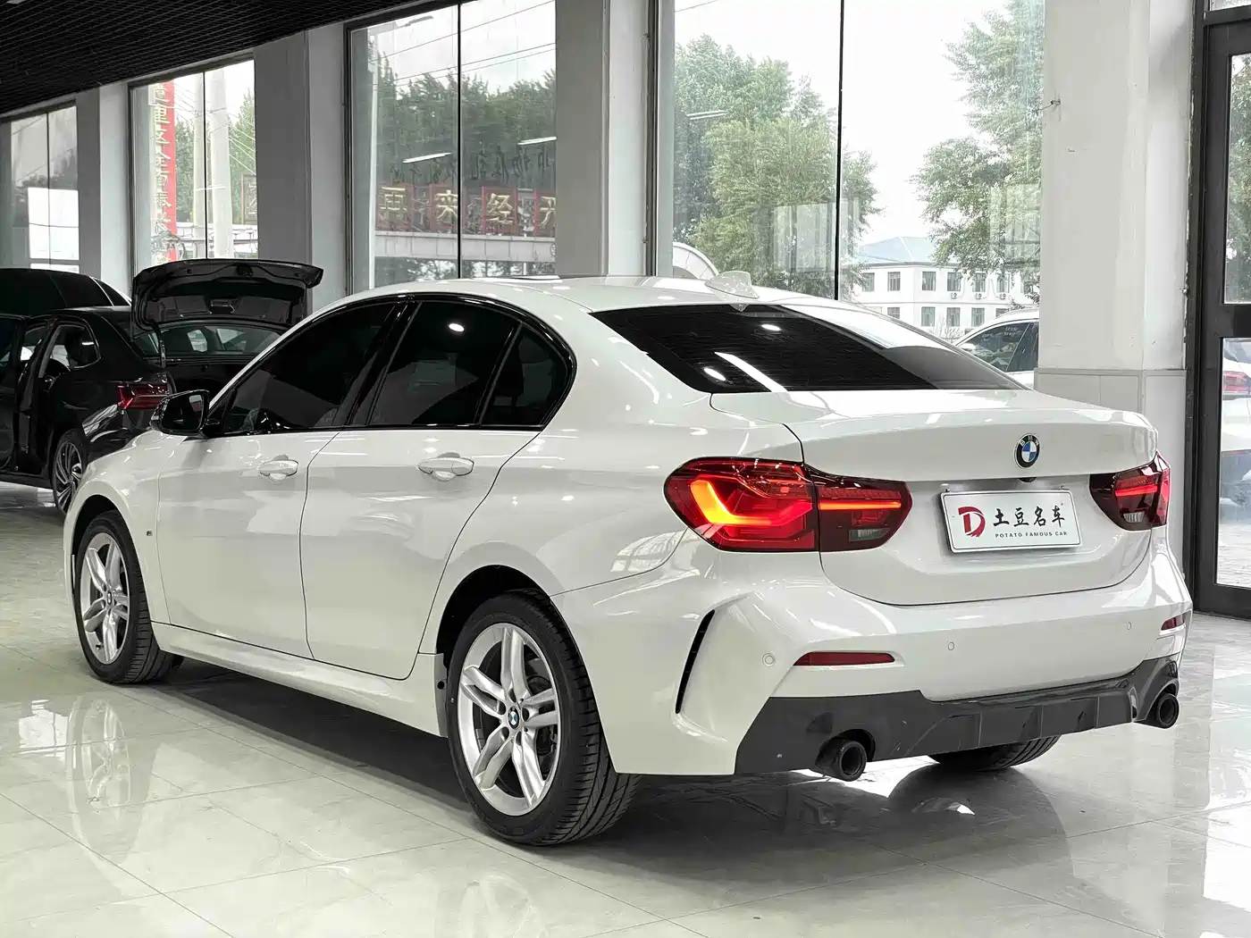 BMW 1 Series 2023 120i M Sport Shadow Edition фото 4