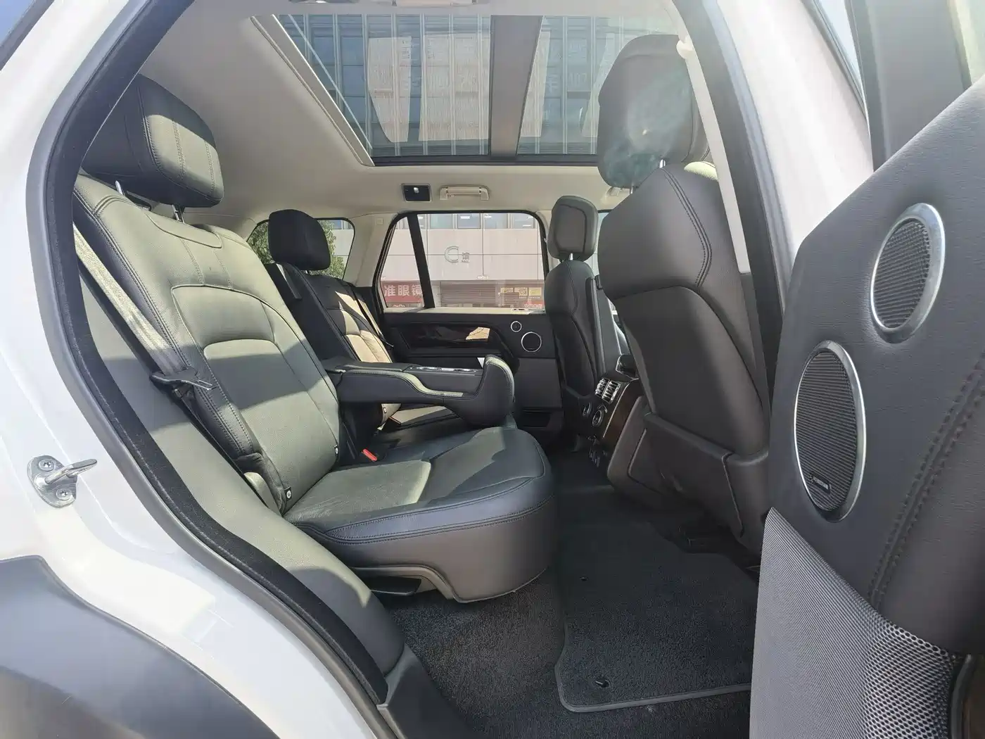 Land Rover Range Rover 2022 3.0 L6 360PS Golden Age Edition фото 11