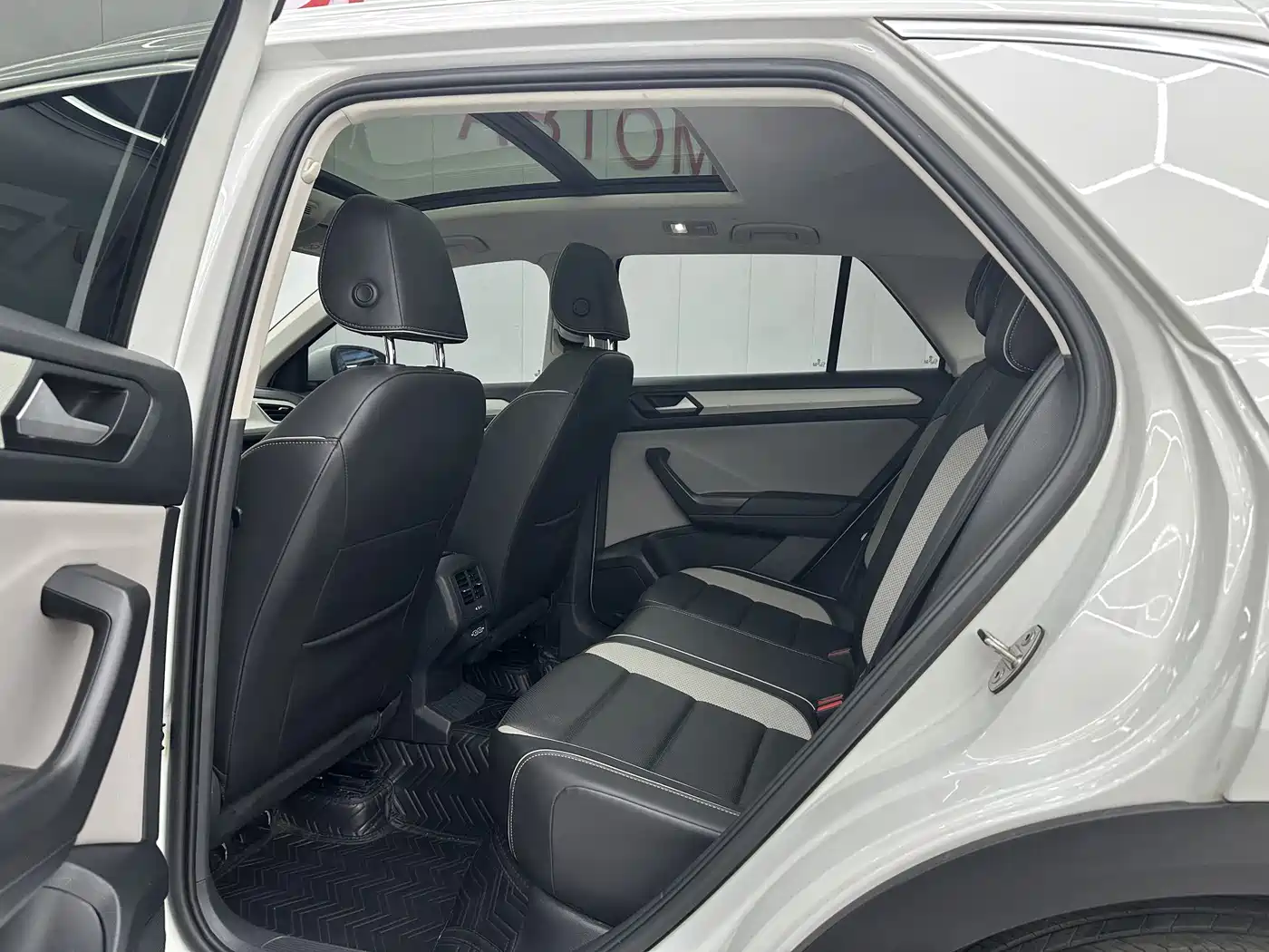 VOLKSWAGEN T-ROC EXPLORING SONGS
