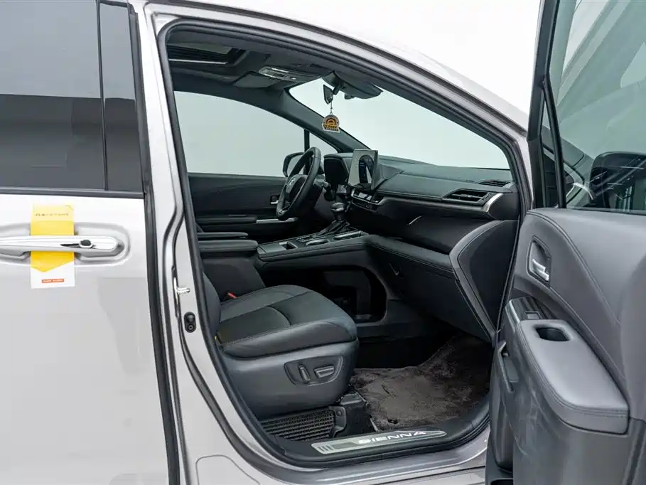 Toyota Sienna 2023 2.5L Hybrid Premium Edition фото 17