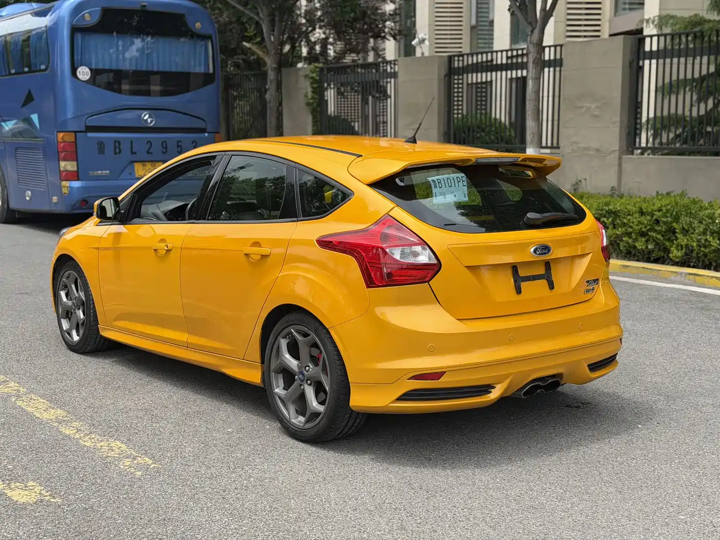 Ford Focus (Import) 2013 2.0T ST Orange Edition фото 6