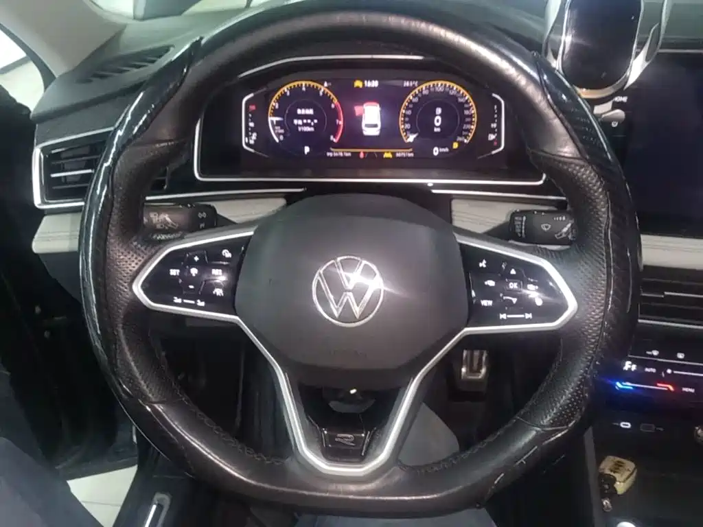 Фото 11 - Volkswagen Tiguan L