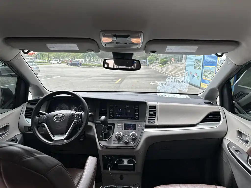 Toyota Sienna фото 13