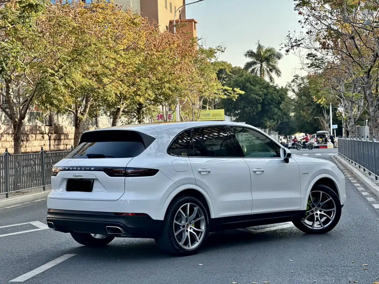 Porsche Cayenne New Energy 2023 Cayenne E-Hybrid 2.0T Platinum Edition фото 9