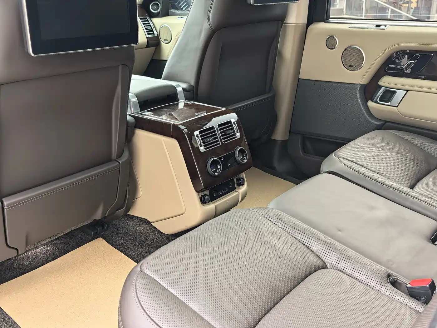 Land Rover Range Rover 2021 3.0 L6 Heritage Extended Classic Edition фото 22
