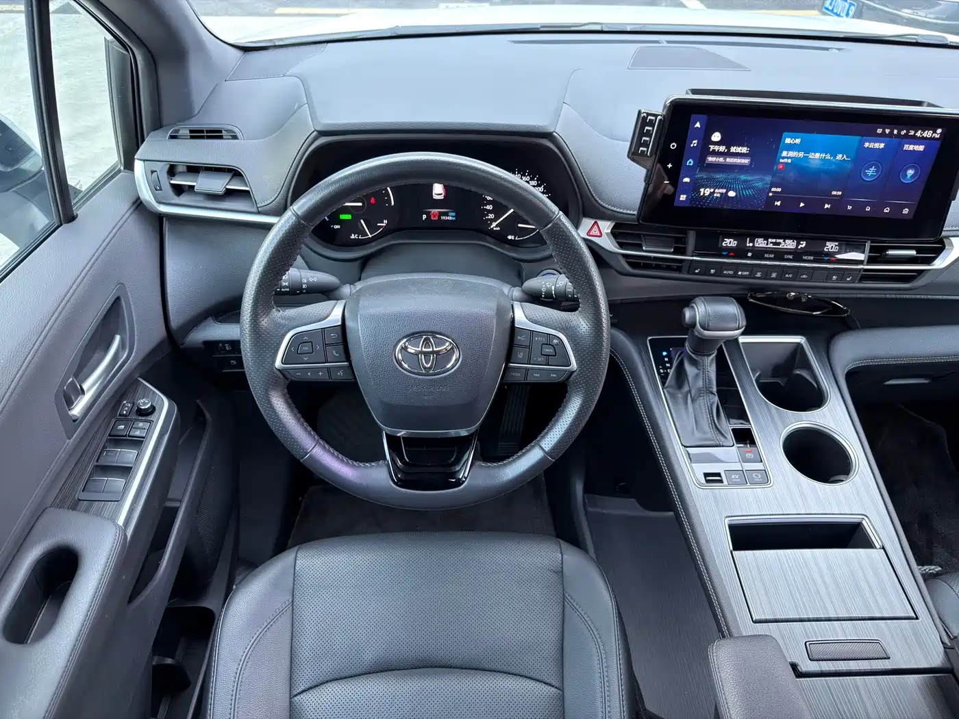 Toyota Sienna 2023 2.5L Hybrid Premium Edition фото 12