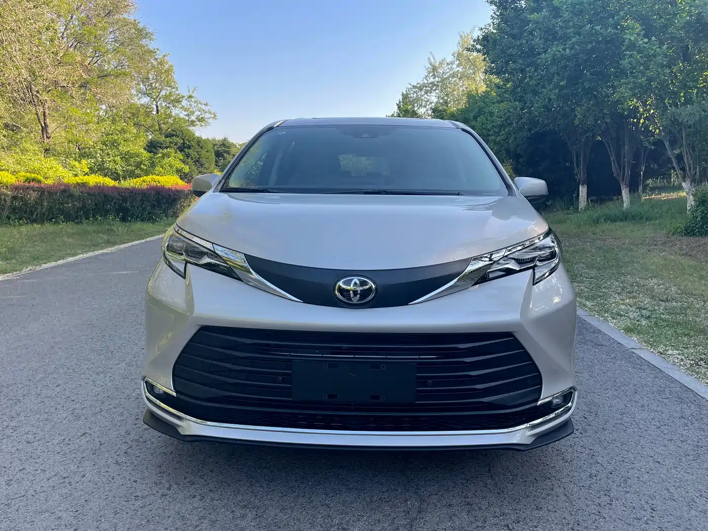 Toyota Sienna 2026 Model 2.5L Hybrid 2WD Comfort Edition фото 2