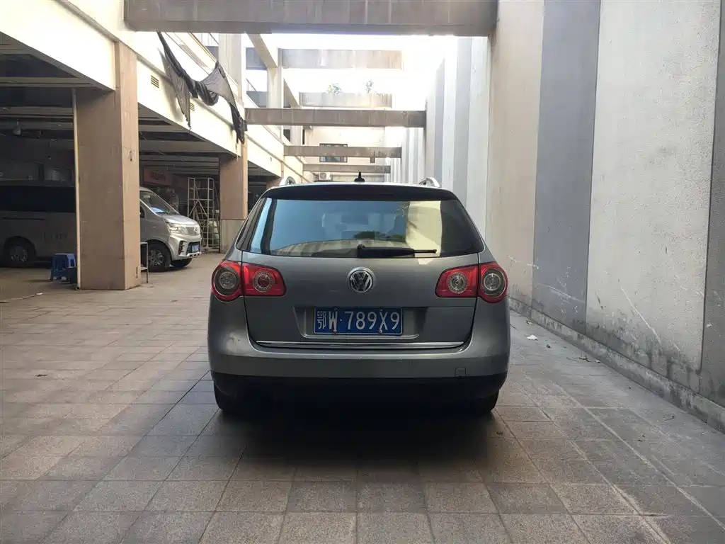 Volkswagen Passat 2011 2.0T Wagon Luxury фото 5