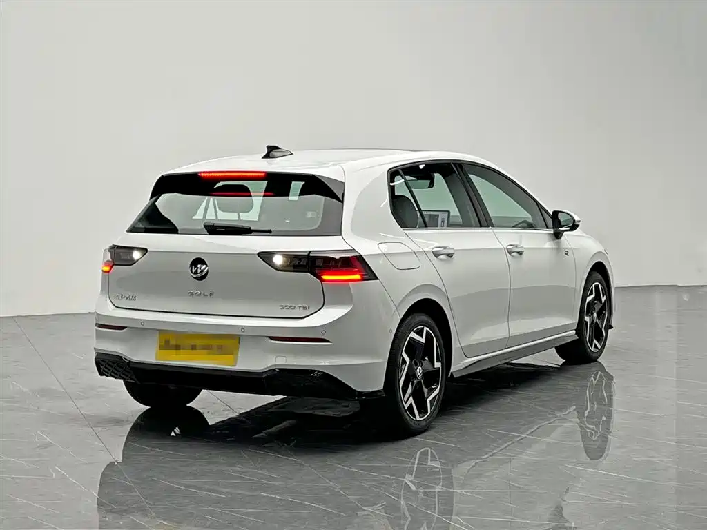 Volkswagen Golf 2025 300TSI R-Line фото 6