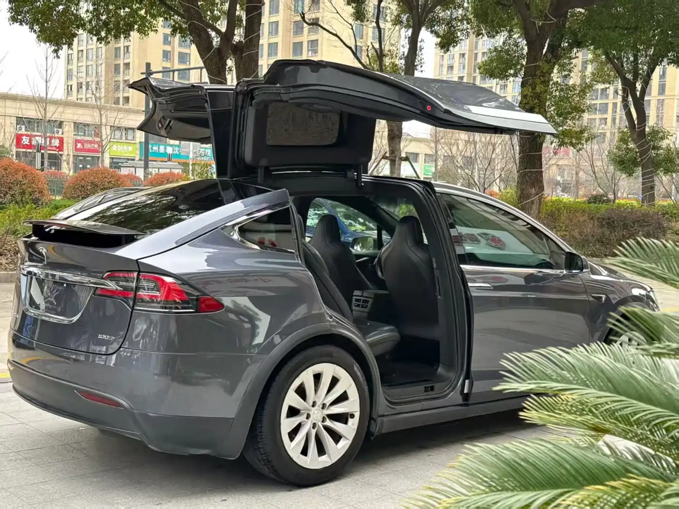 TESLA MODEL X