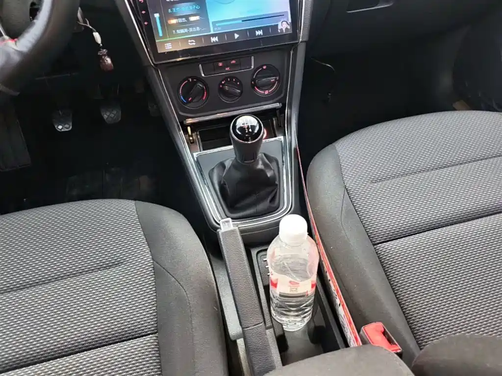 Volkswagen Bora 2017 1.6L Manual Fashion Edition фото 14
