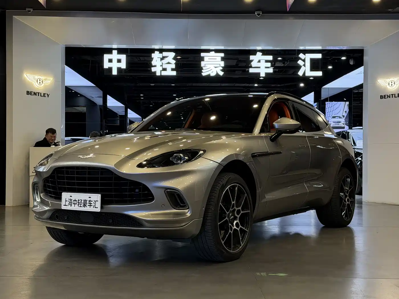 ASTON MARTIN DBX