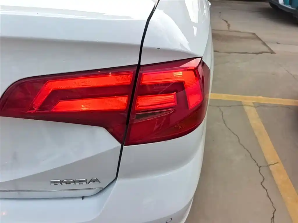 Volkswagen Bora 2017 1.6L Manual Fashion Edition фото 8