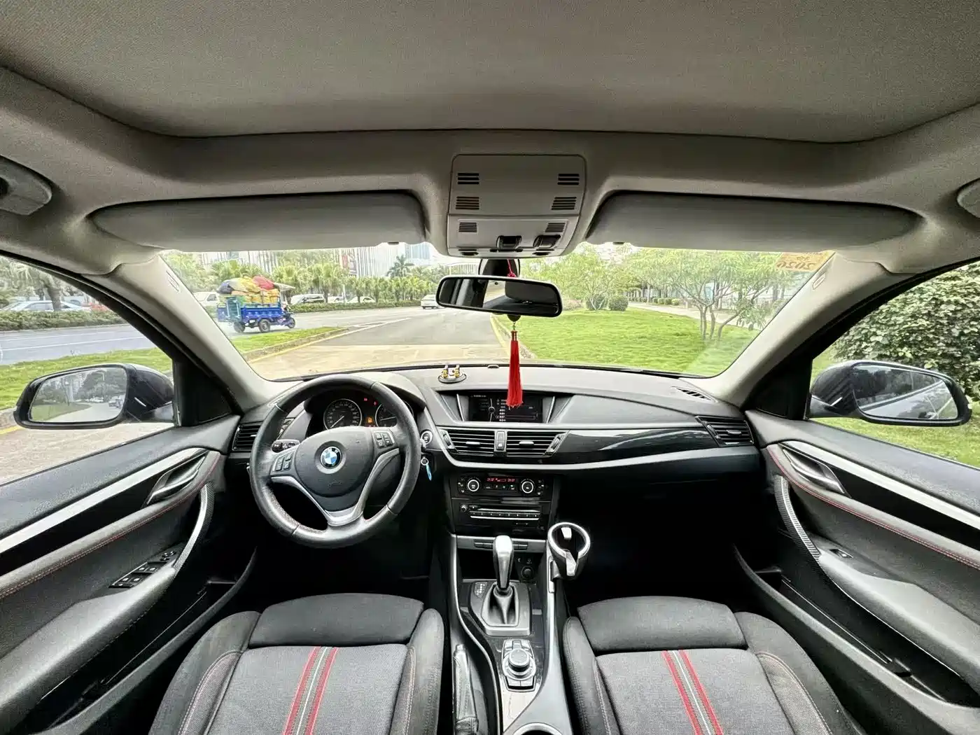 BMW X1 2013 sDrive18i Sport Design Package фото 2