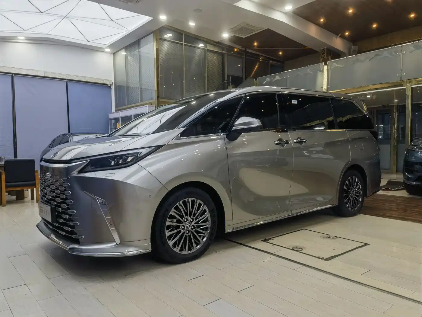 Lexus LM 2023 500h 6-Seater Prestige Edition