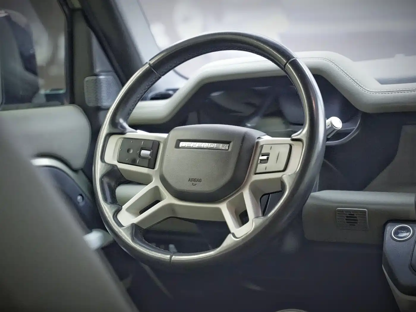 Land Rover Defender 2020 Model 110 P400 HSE фото 6
