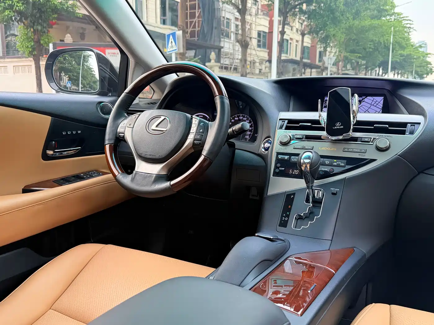 Photo 11 - Lexus RX Classic