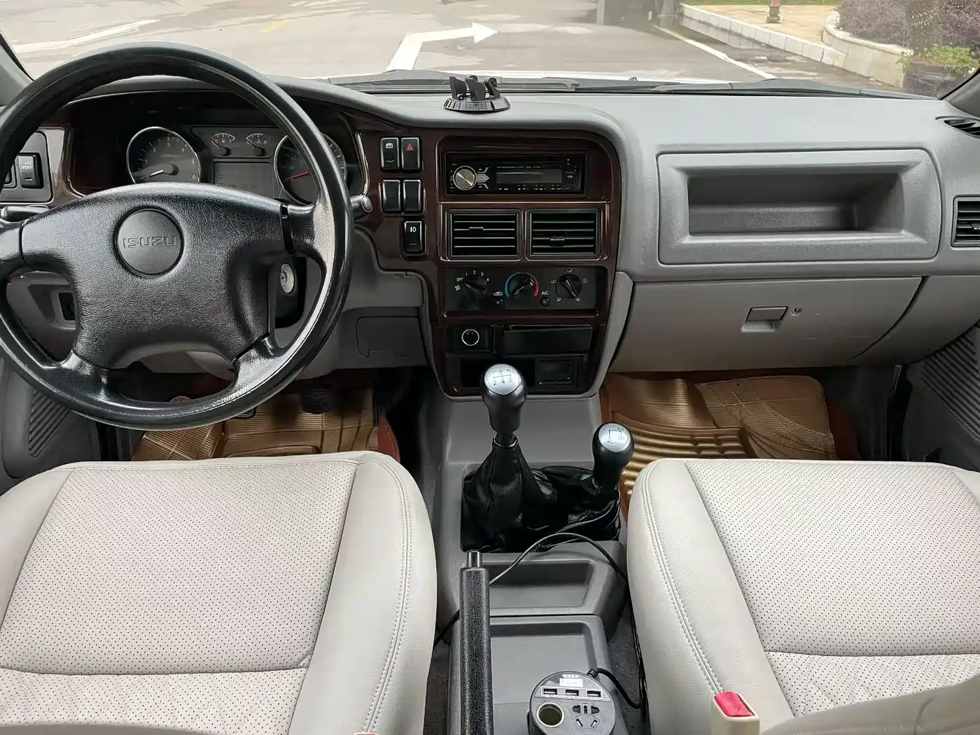 Isuzu Contender 2015 2012 2.8T UC Diesel Multi-Purpose Vehicle