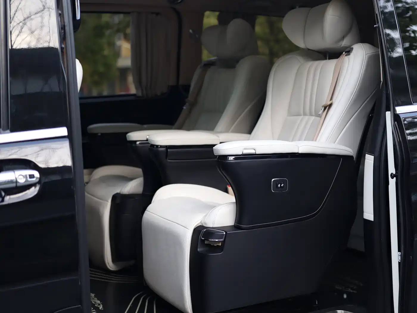Mercedes-Benz V-Class 2018 V 260 L Premium Long Wheelbase Edition China VI фото 34