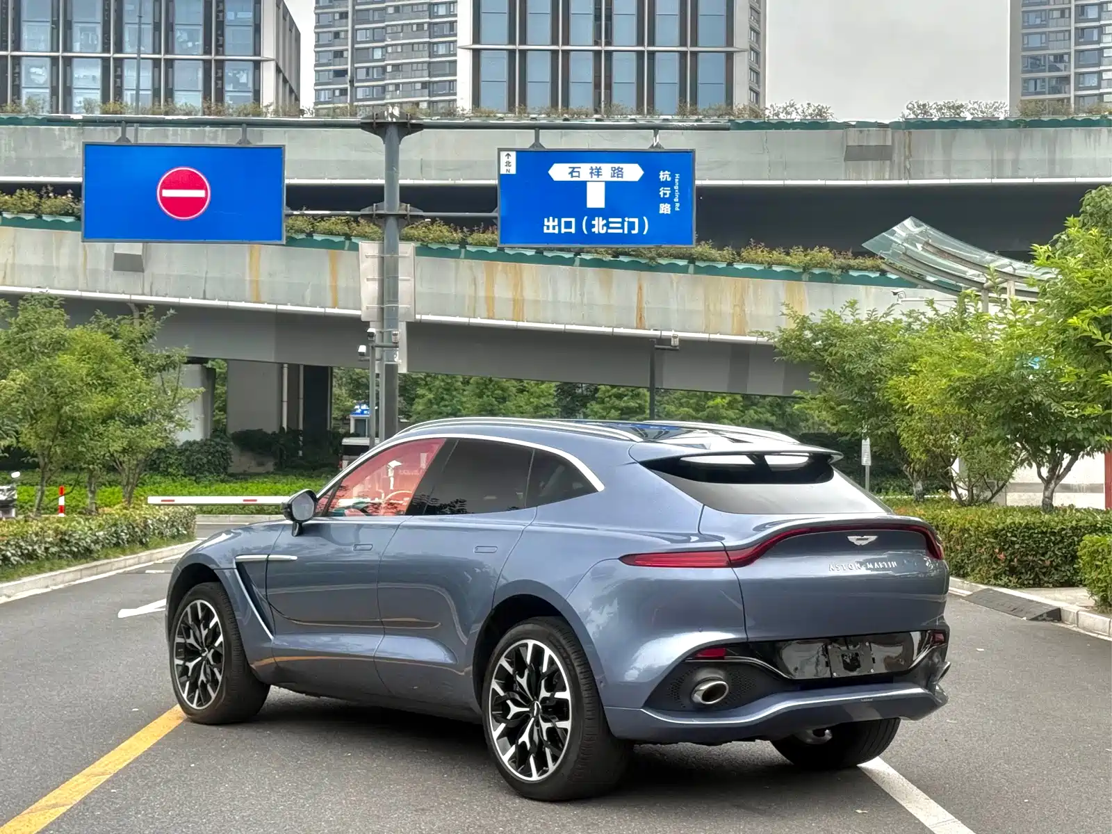 صورة 9 - Aston Martin DBX