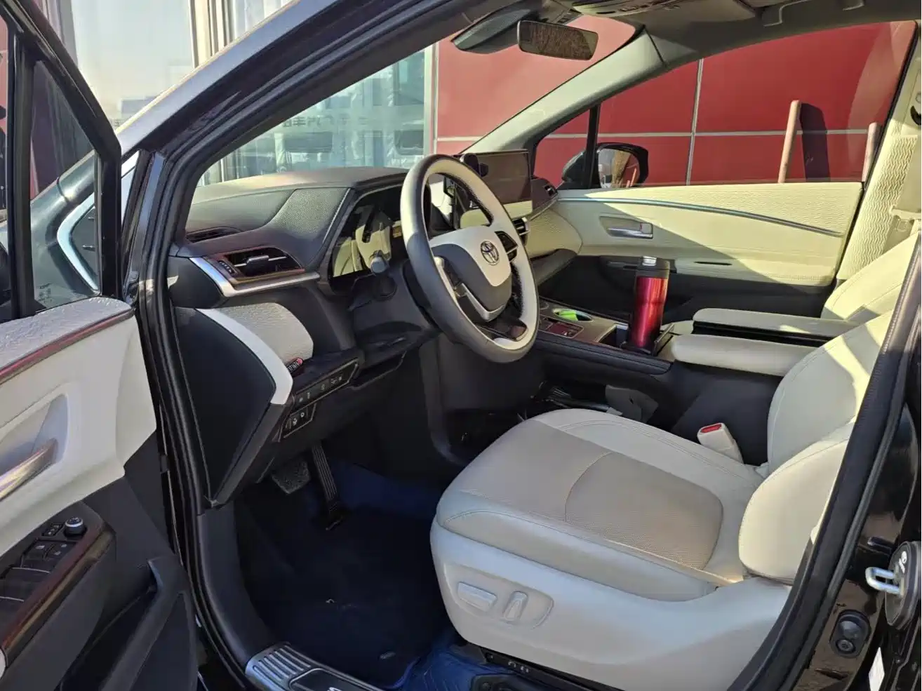 Toyota Sienna 2024 2.5L Hybrid 4WD Premium Edition фото 9