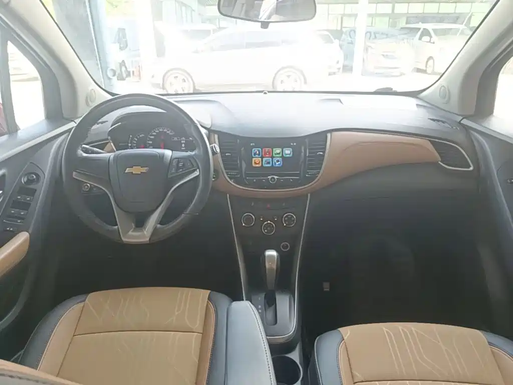 Photo 10 - Chevrolet Trax