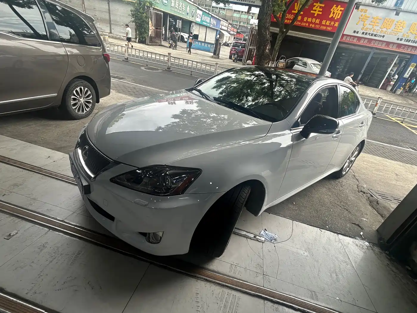 Photo 3 - Lexus IS