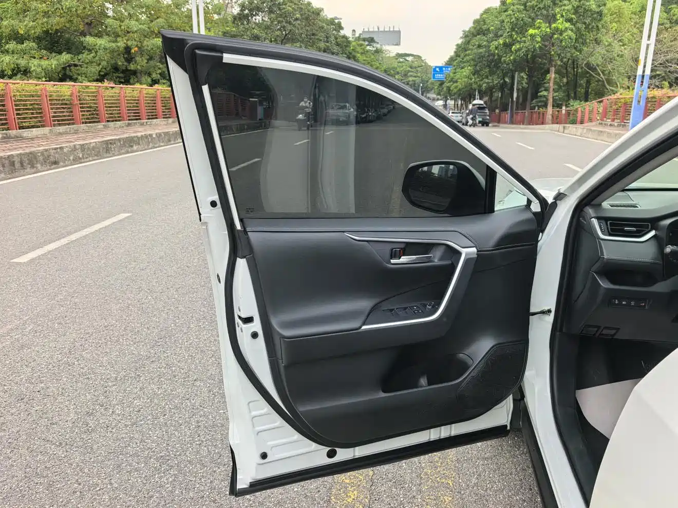 Photo 4 - Toyota RAV4
