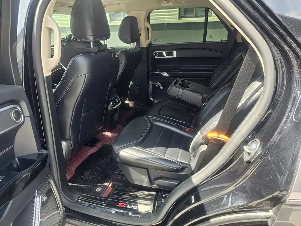 Photo 14 - Ford Explorer