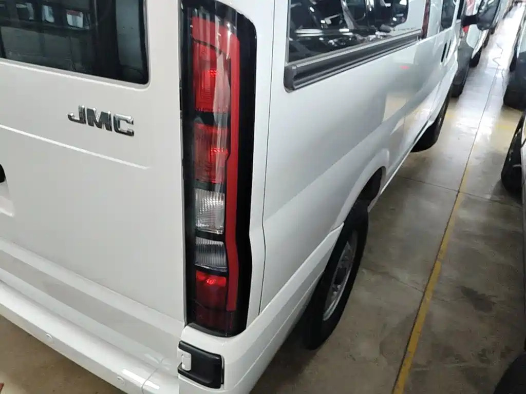 Jiangling JMC Fushun 2025 2025 Model 2.0T 8AT Diesel Short Wheelbase Low Roof Commercial MPV 5/6 Seats Dual-opening Tailgate