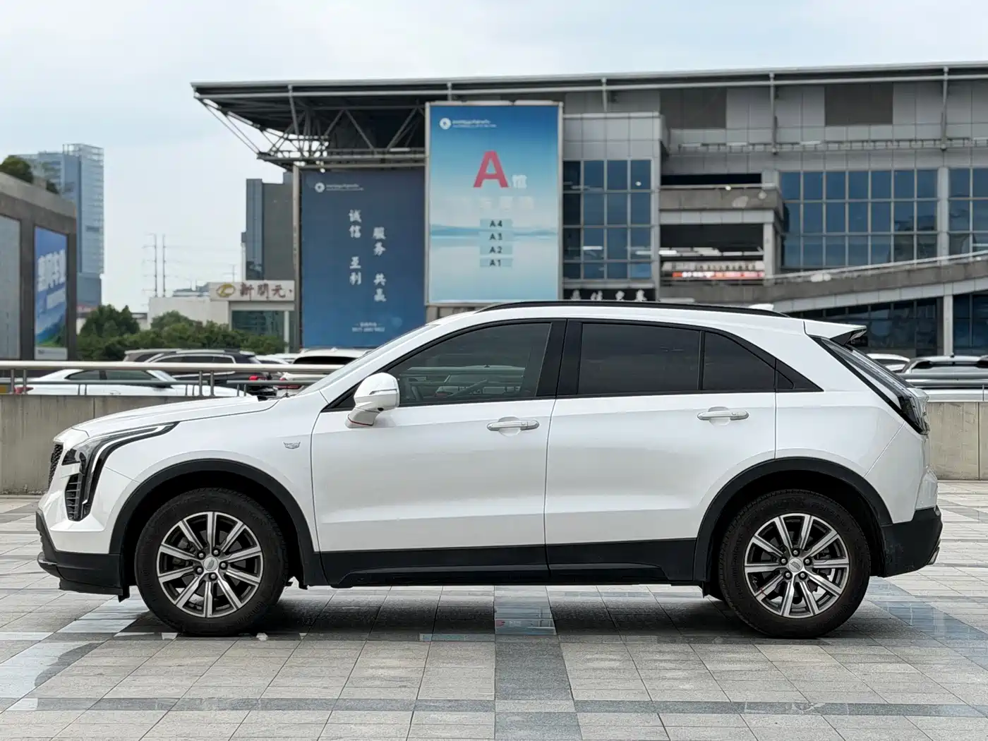 Фото 8 - Cadillac XT4