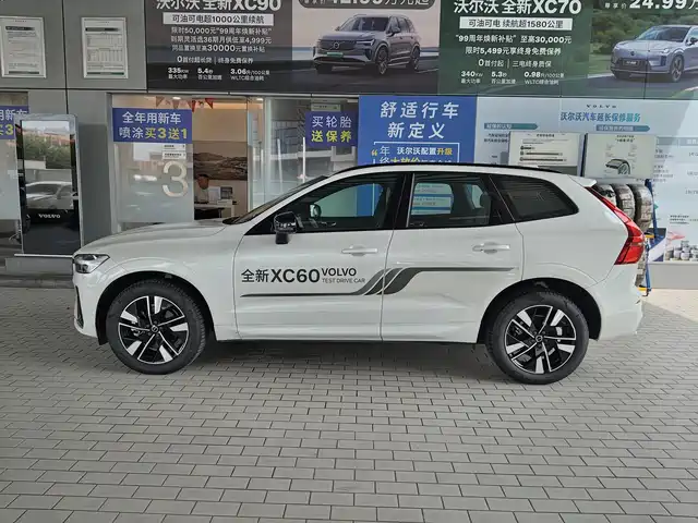 Volvo XC60 2026 Model B5 AWD Premium Luxury — фото 5