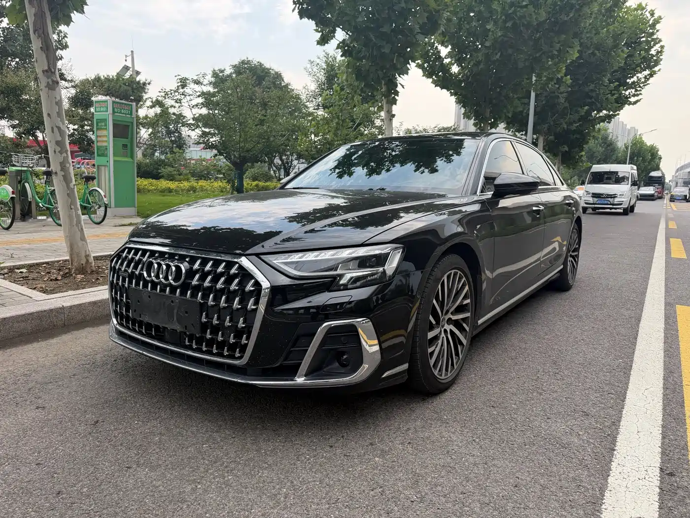 Фото 1 - Audi A8