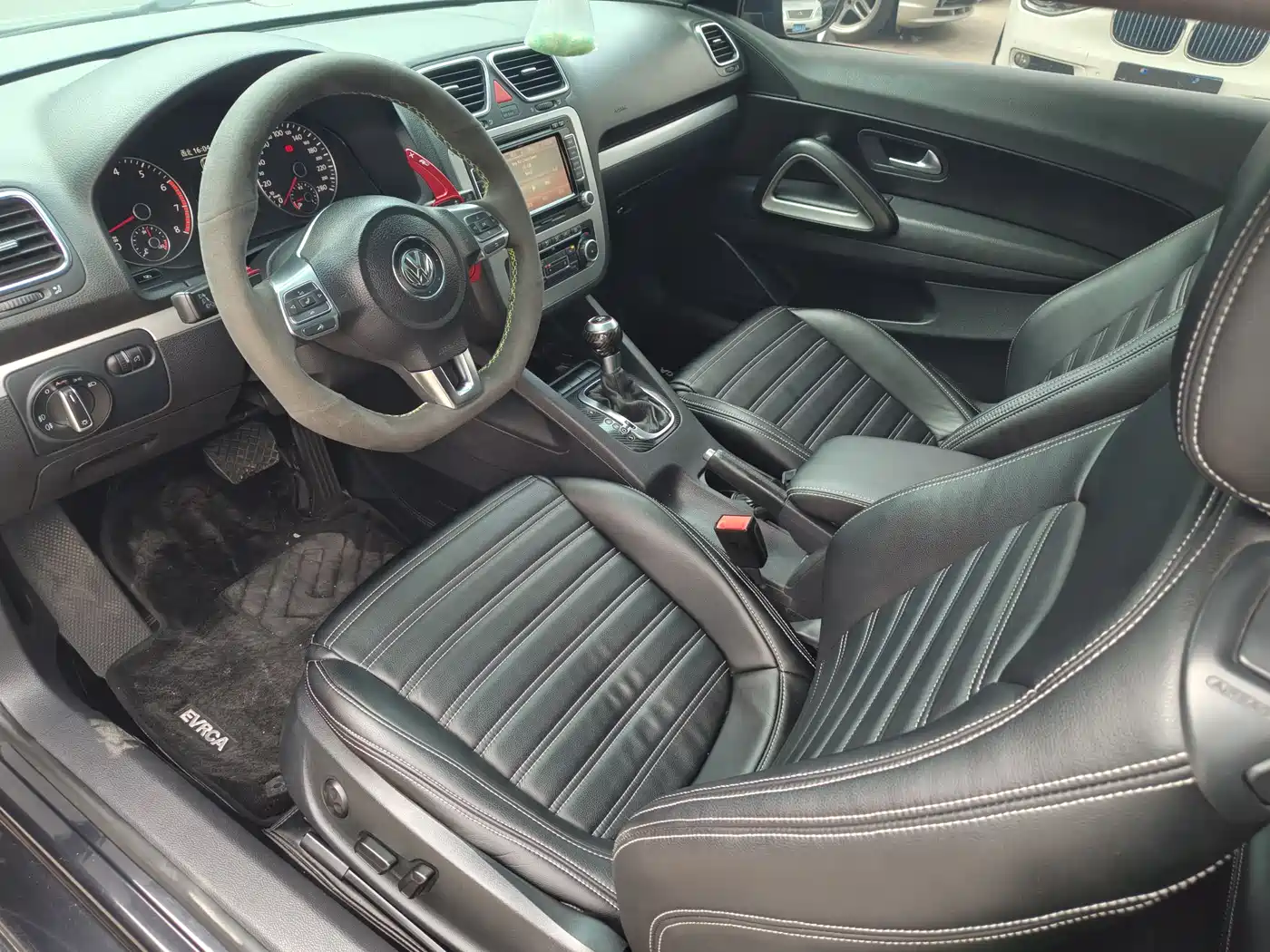 Volkswagen Scirocco 2010 2.0TSI Luxury Edition фото 21