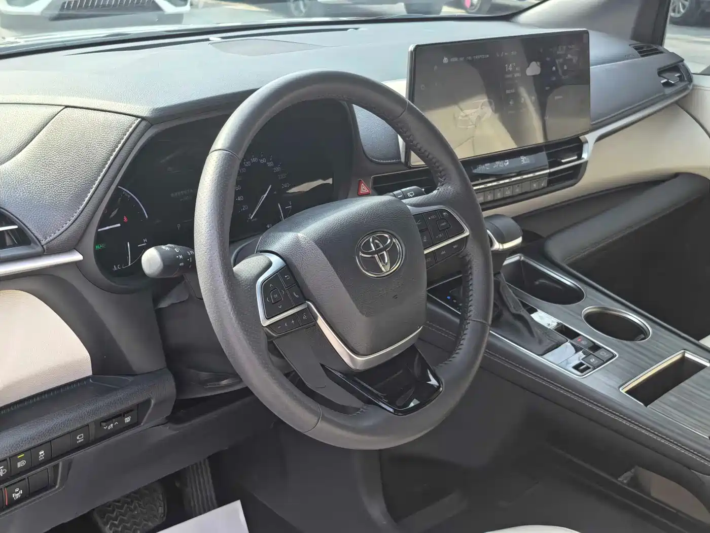 Toyota Sienna 2024 2.5L Hybrid 4WD Premium Edition фото 7