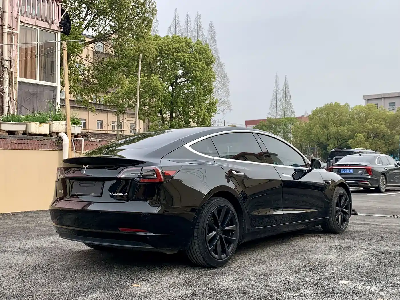 TESLA MODEL 3