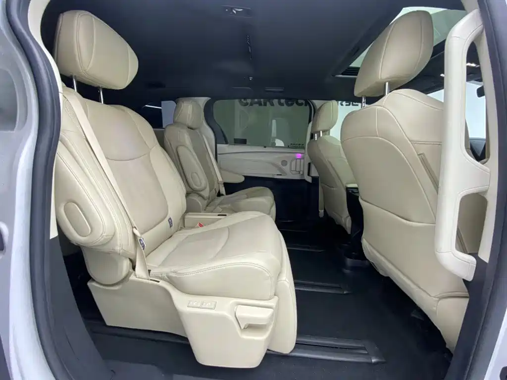Toyota Sienna 2023 2.5L Hybrid Premium Edition фото 23