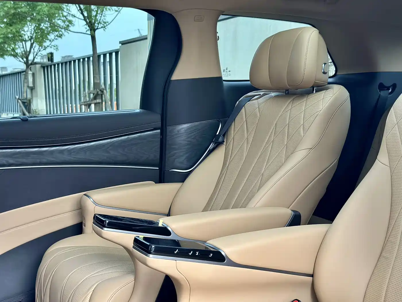 Denza D9 2025 DM-i Smart Driving Edition 1020 AWD Flagship фото 8