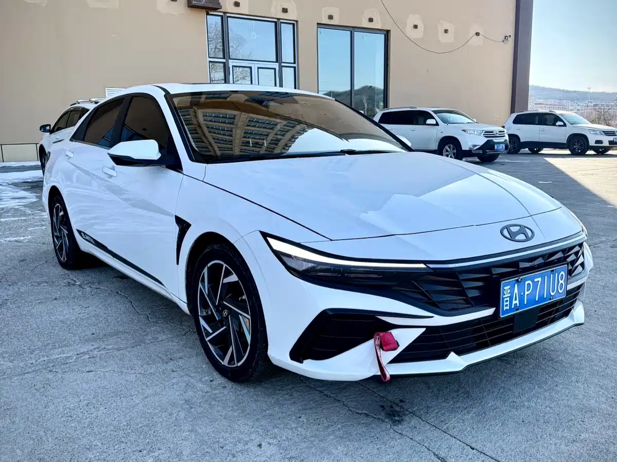 Hyundai Elantra 2023 Model 1.5L CVT LUX Premium Edition фото 3