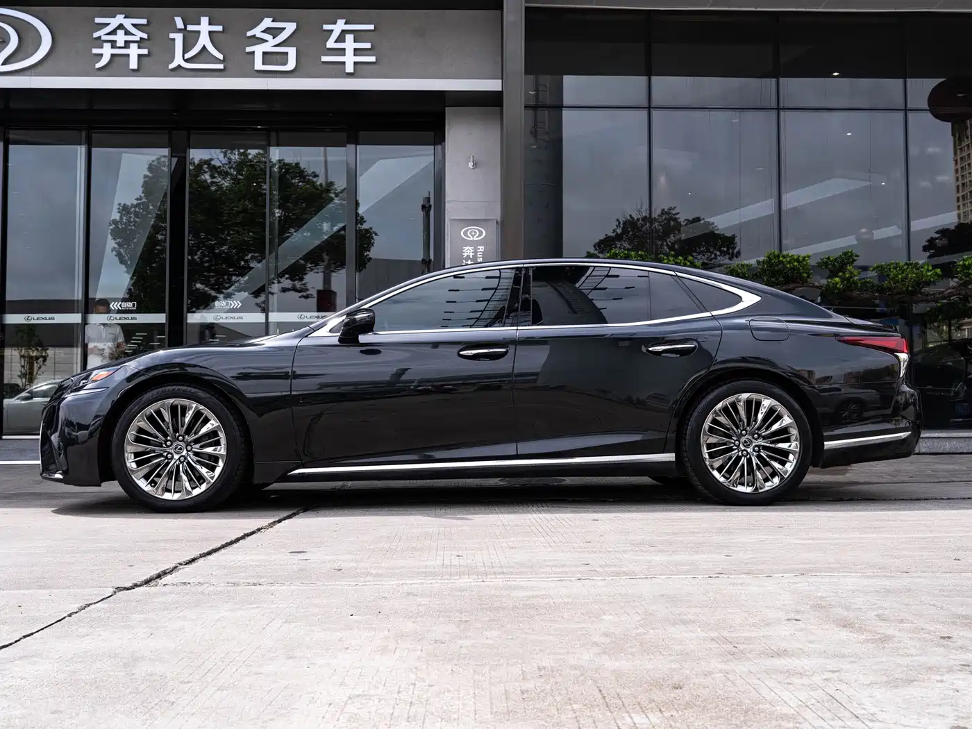 Lexus LS 2018 500h Executive Edition China V фото 4